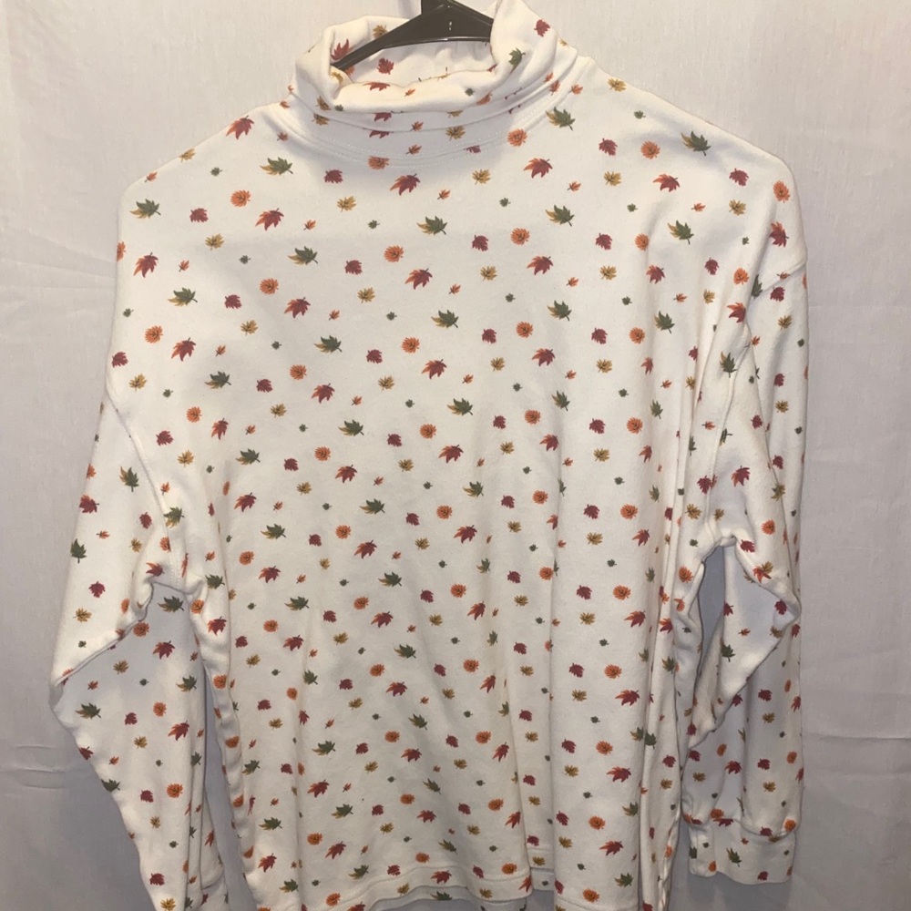 Woman fall leaf print turtle neck